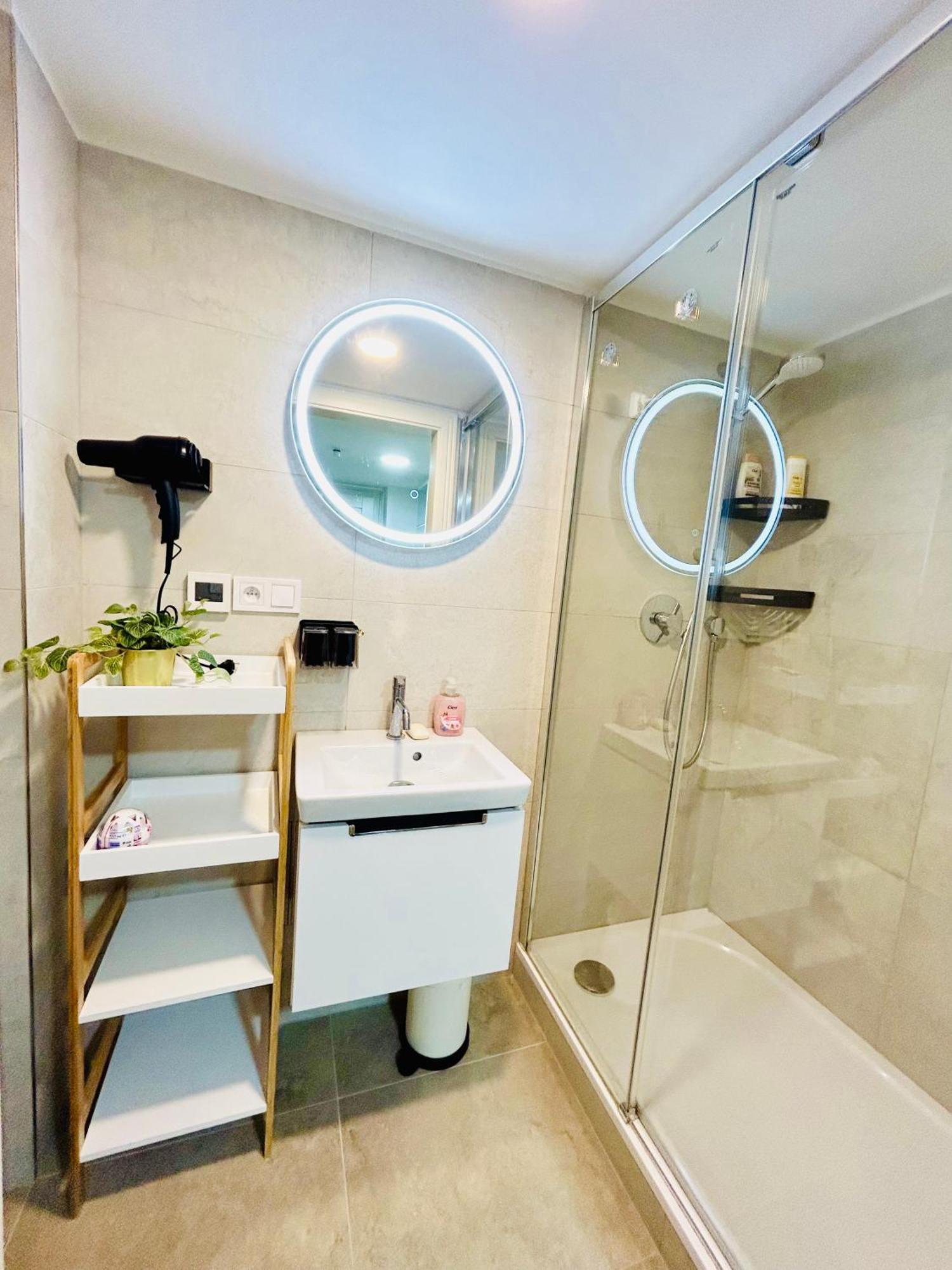 Cozy Design Homestay With Terrace Prag Eksteriør billede