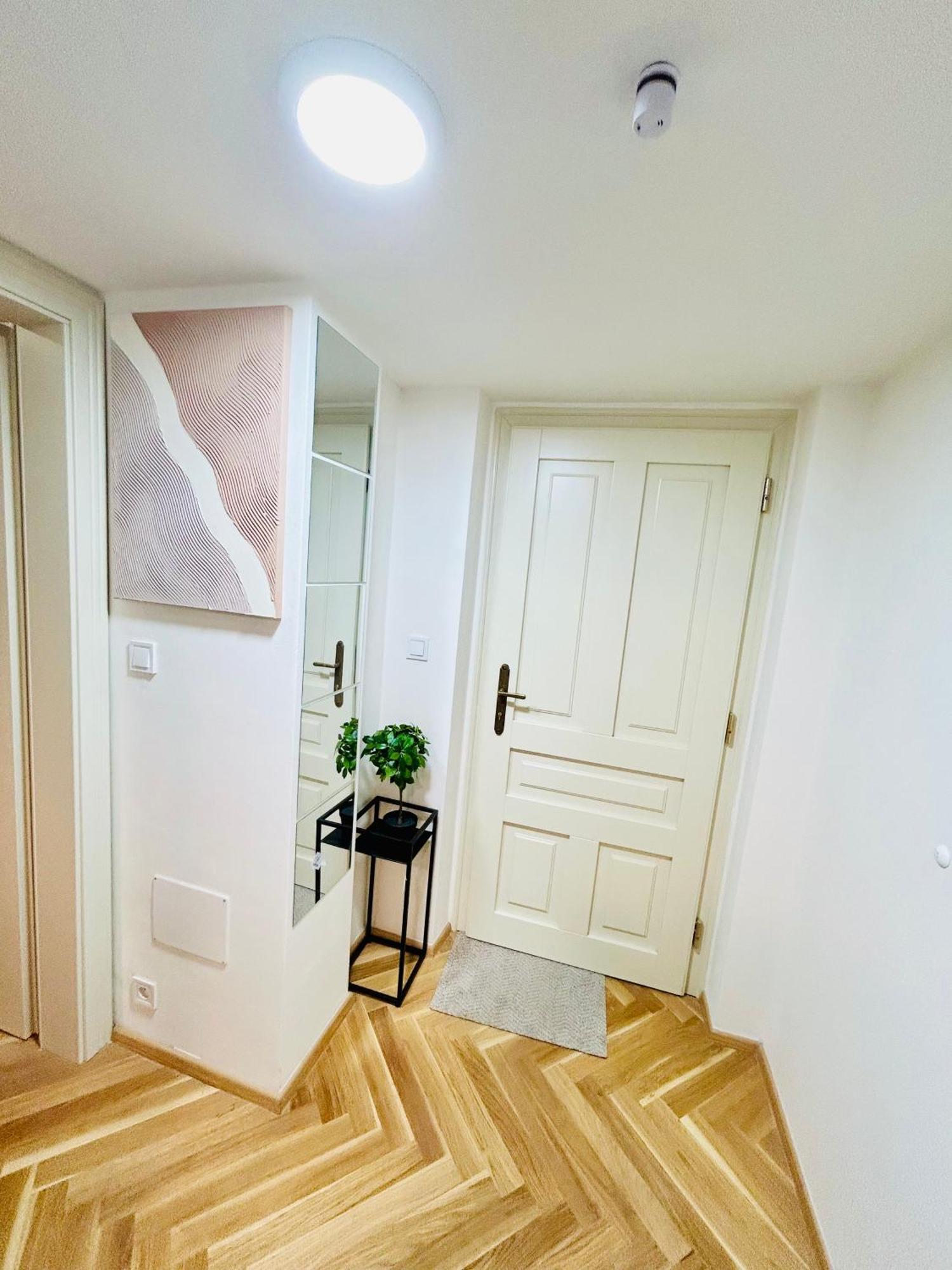 Cozy Design Homestay With Terrace Prag Eksteriør billede