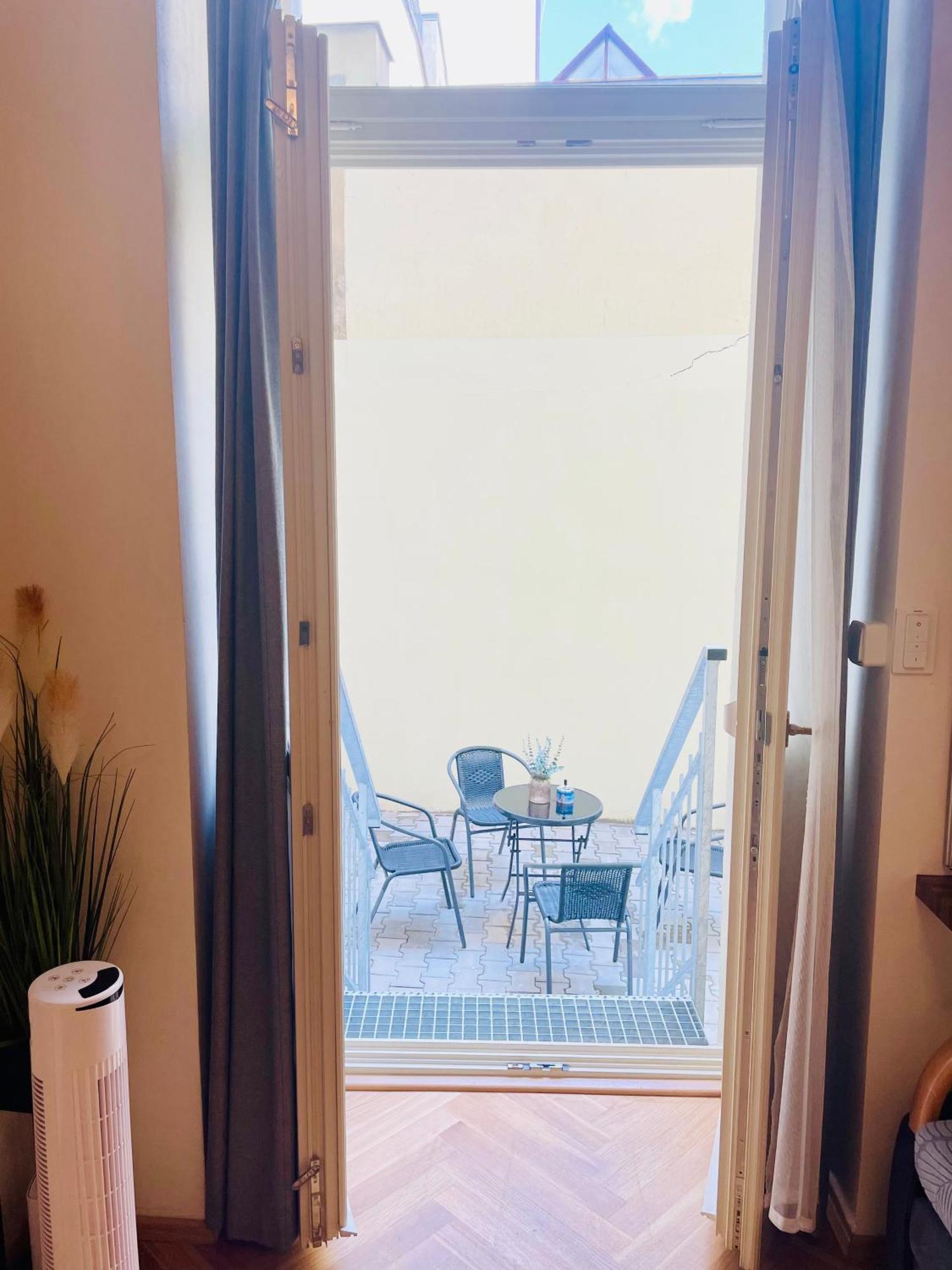 Cozy Design Homestay With Terrace Prag Eksteriør billede